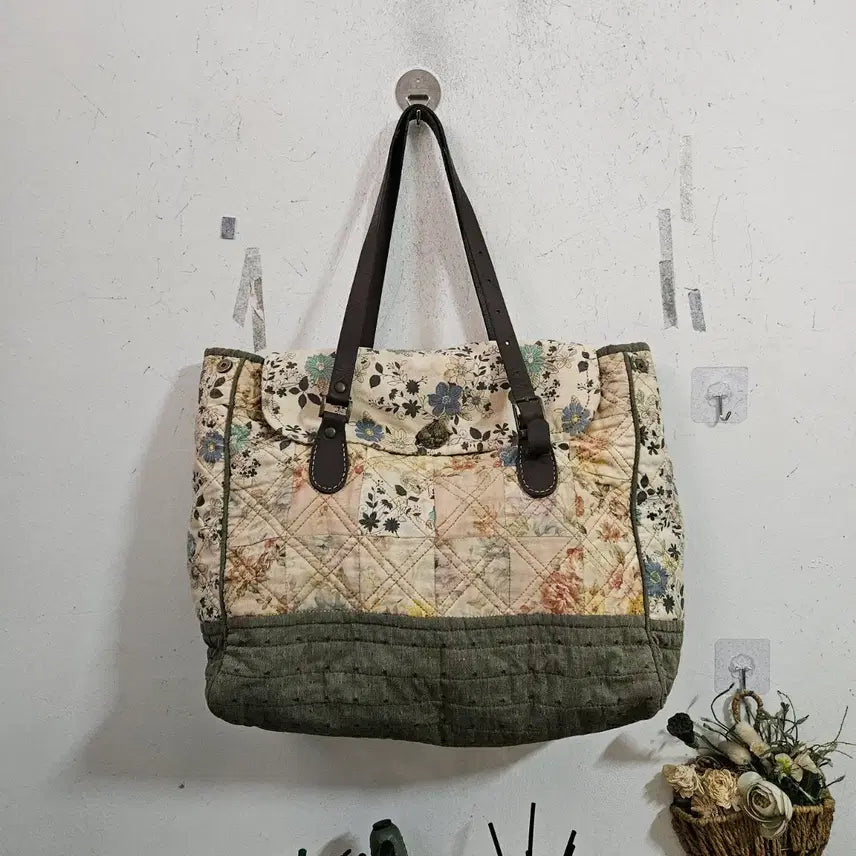 [BUNJANG] Quilted Patchwork Flower Shoulder Bag / 퀼트패치워크 플라워 숄더백