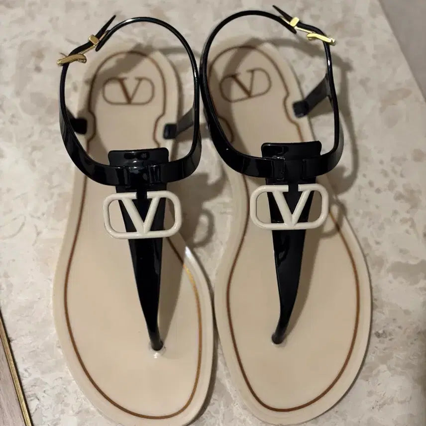 [BUNJANG] Valentino Rockstud Jelly Sandals (Black/Beige) / 발렌티노 락스터드 젤리 샌들 (블랙 베이지)