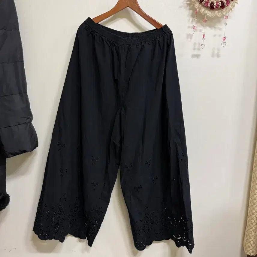 [BUNJANG] Live Import 100% Cotton Black Embroidery Punching Wide Leg Pants / Live수입 면100%블랙 자수펀칭 통바지