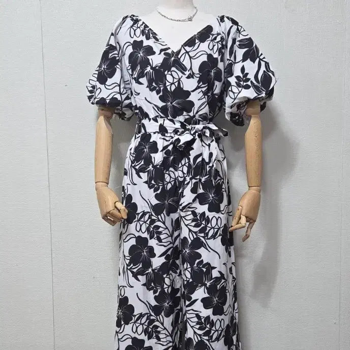 [BUNJANG] Black Flower Pattern Wide Jumpsuit / 블랙 플라워 패턴 와이드 점프수트