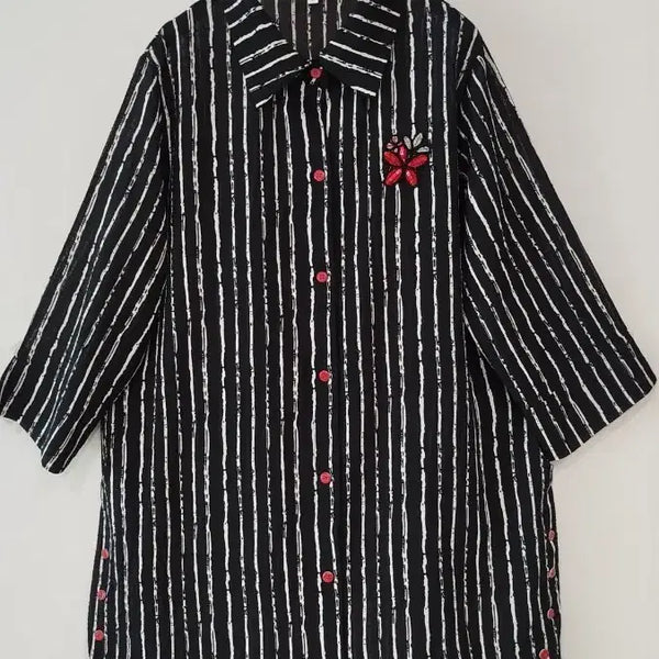 [BUNJANG] Long Blouse with Corsage and Red Button Detail / 얇은 블랙에 흰줄 원단 코사지 달렸고 양쪽 밑단 빠알간 단추 포인트 롱 블라우스