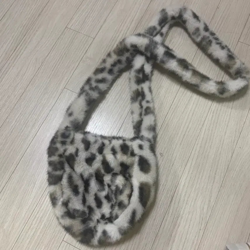 [BUNJANG] Leopard Faux Fur Shoulder Bag / 레오파드 퍼 숄더백