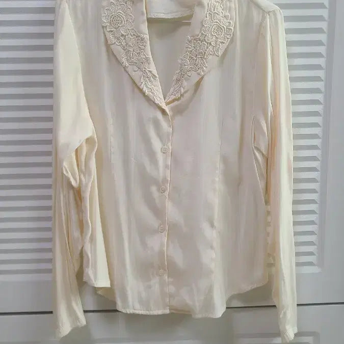 [BUNJANG] NEONHITCH SEOUL Lace Collar Blouse Cream / NEONHITCH SEOUL 네온히치 레이스 카라 블라우스 크림색