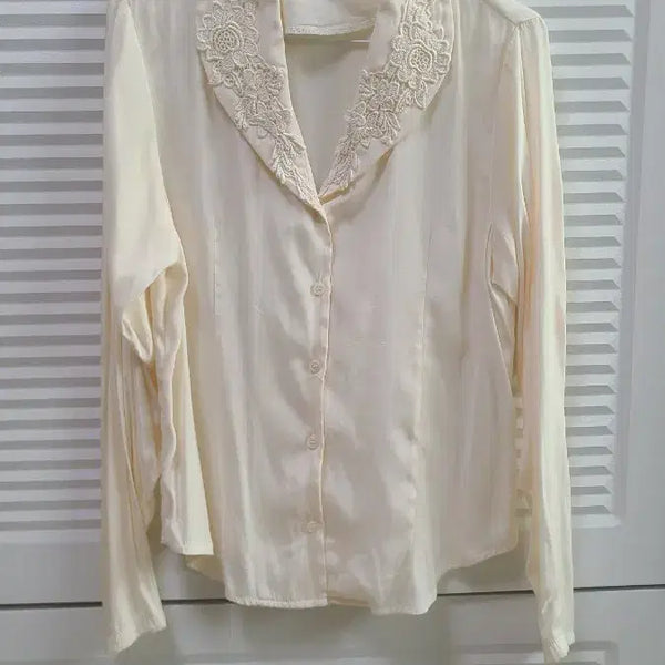 [BUNJANG] NEONHITCH SEOUL Lace Collar Blouse Cream / NEONHITCH SEOUL 네온히치 레이스 카라 블라우스 크림색