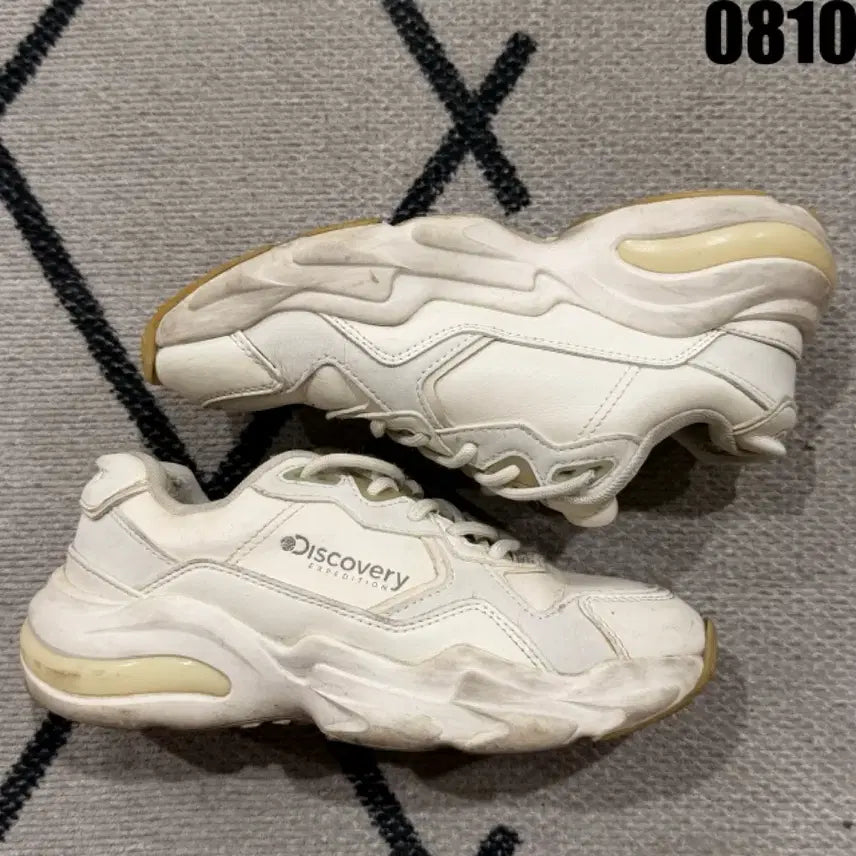 [BUNJANG] Discovery Expedition White Sneakers (235mm) / 디스커버리 익스페디션 흰색 운동화 235