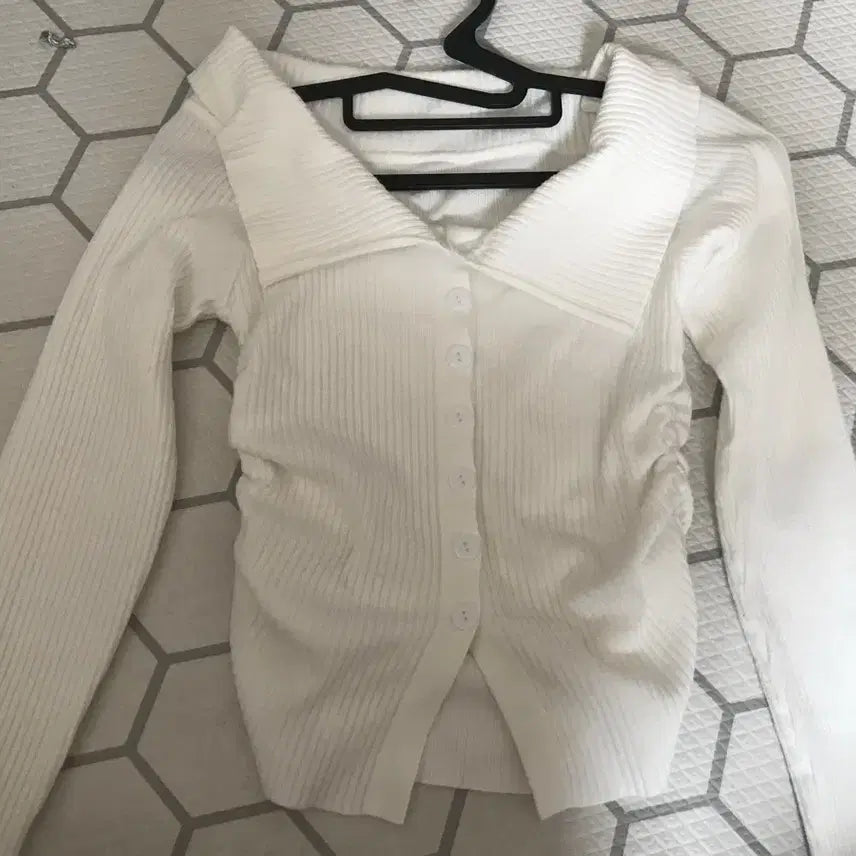 [BUNJANG] V-Neck Long-Sleeve Knit Cardigan / 브이넥 긴팔니트가디건