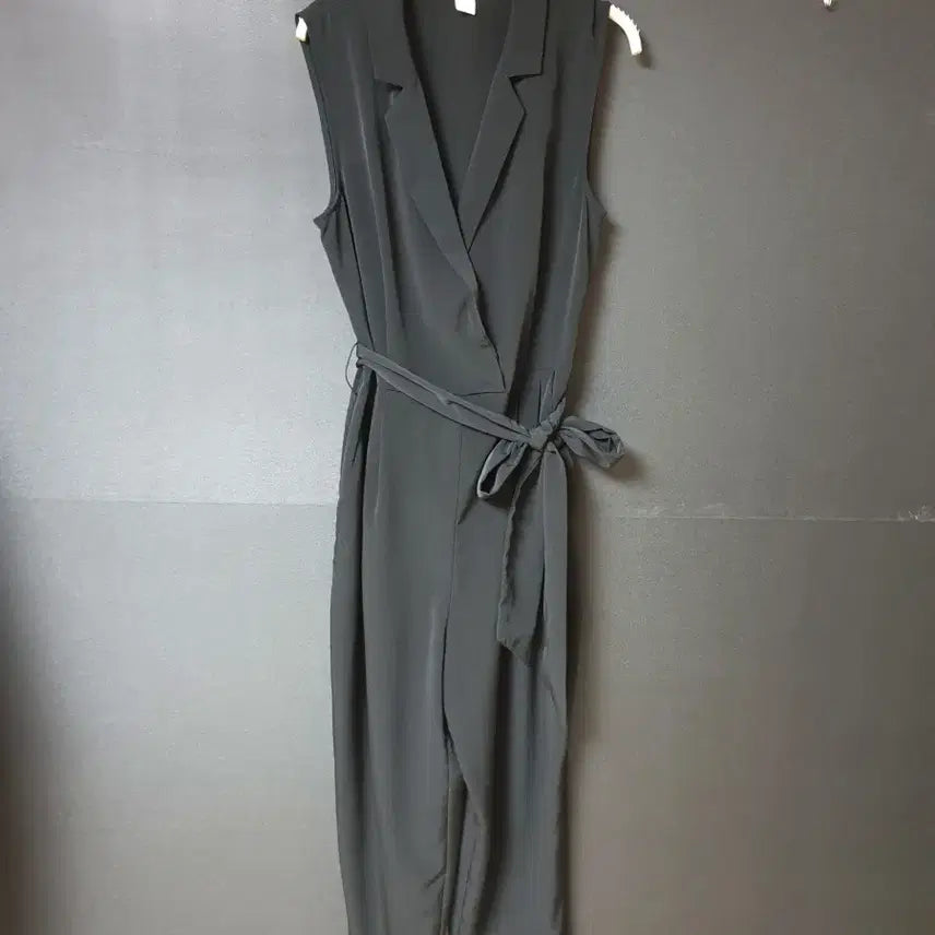 [BUNJANG] H&M Black Sleeveless Jumpsuit Size 10 (US 66-77) / 진짜만원 H&M 카라민소매 점프수트 66 블랙