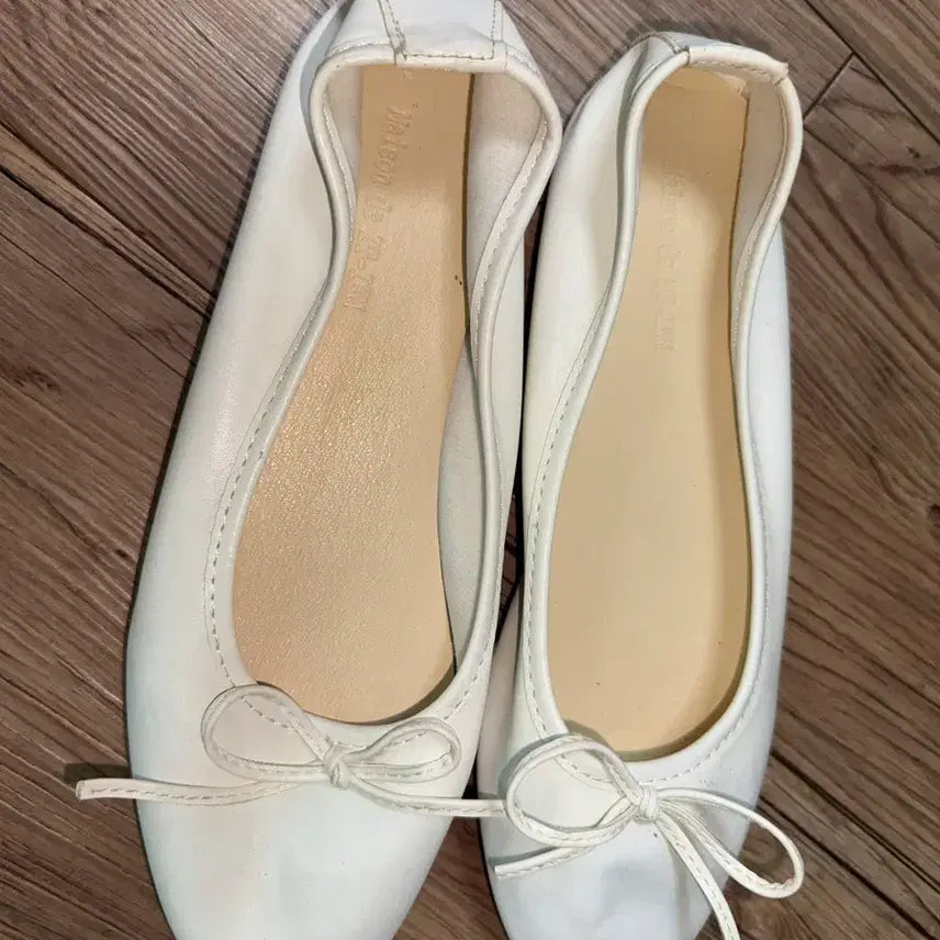[BUNJANG] White Ribbon Detail Flat Shoes (Size 245) / 플랫슈즈 구두