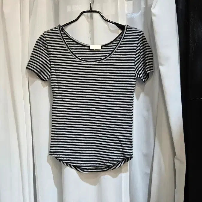 [BUNJANG] Black Stripe Asymmetric Hem Short Sleeve T-Shirt / 블랙 스트라이프 밑단유 언발 반팔