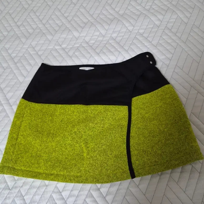 [BUNJANG] Descente Women's Golf Color-Block Wrap Skirt (Lime/Black) / 데상트 여성 골프 배색 랩 스커트 (라임/블랙)