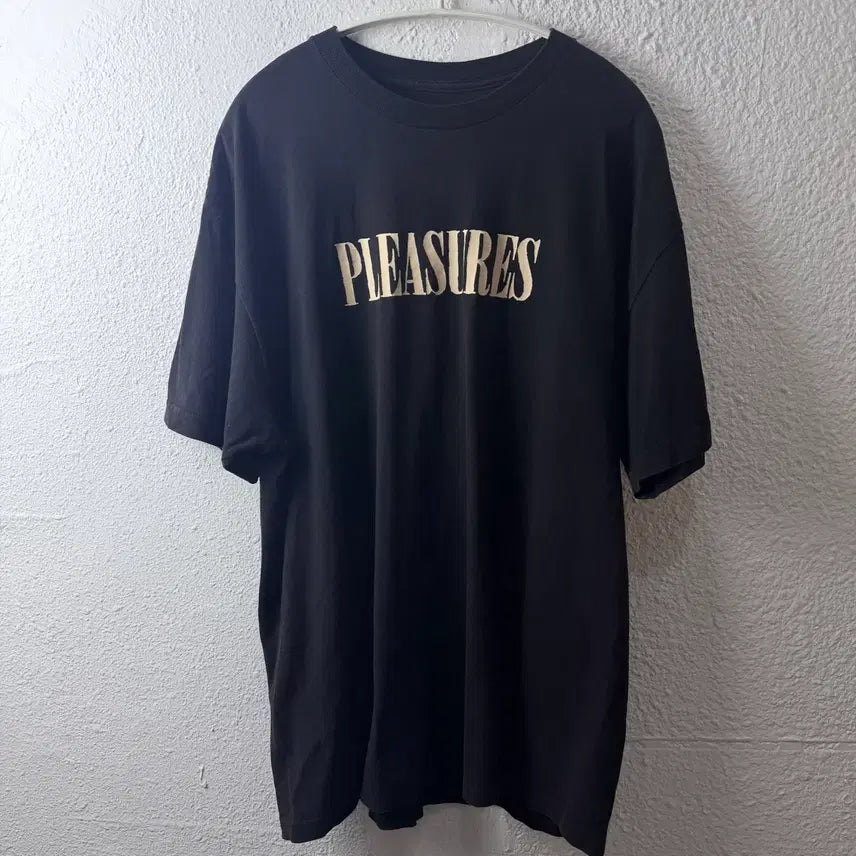 [BUNJANG] PLEASURES Logo T-Shirt / PLEASURES 플레져스 로고 반팔티셔츠
