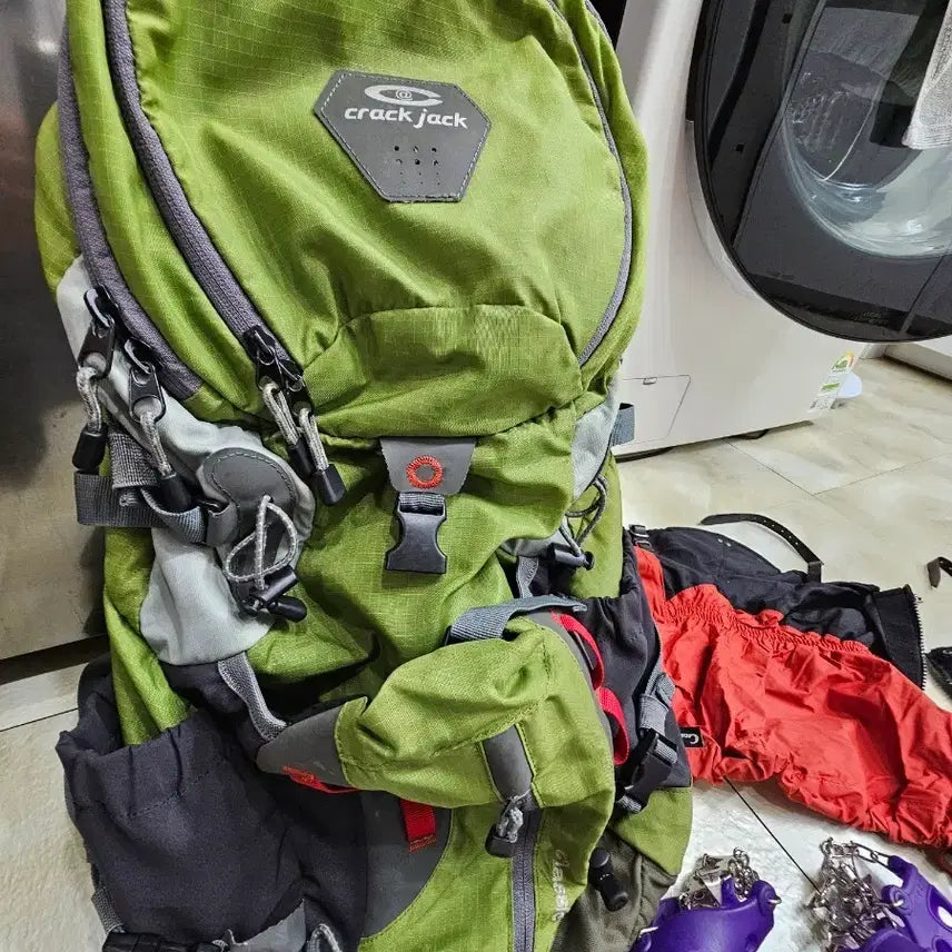 [BUNJANG] Cragjack 35L Backpack Green/Gray with Ice Axes / 크랙잭 배낭 35L 그린/그레이 아이젠포함