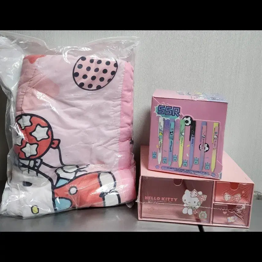 [BUNJANG] Sanrio Hello Kitty Bedding Set, Desk Organizer, and Pen Set / 산리오 볼펜 세트, 헬로키티 홑이불, 키티 수납함