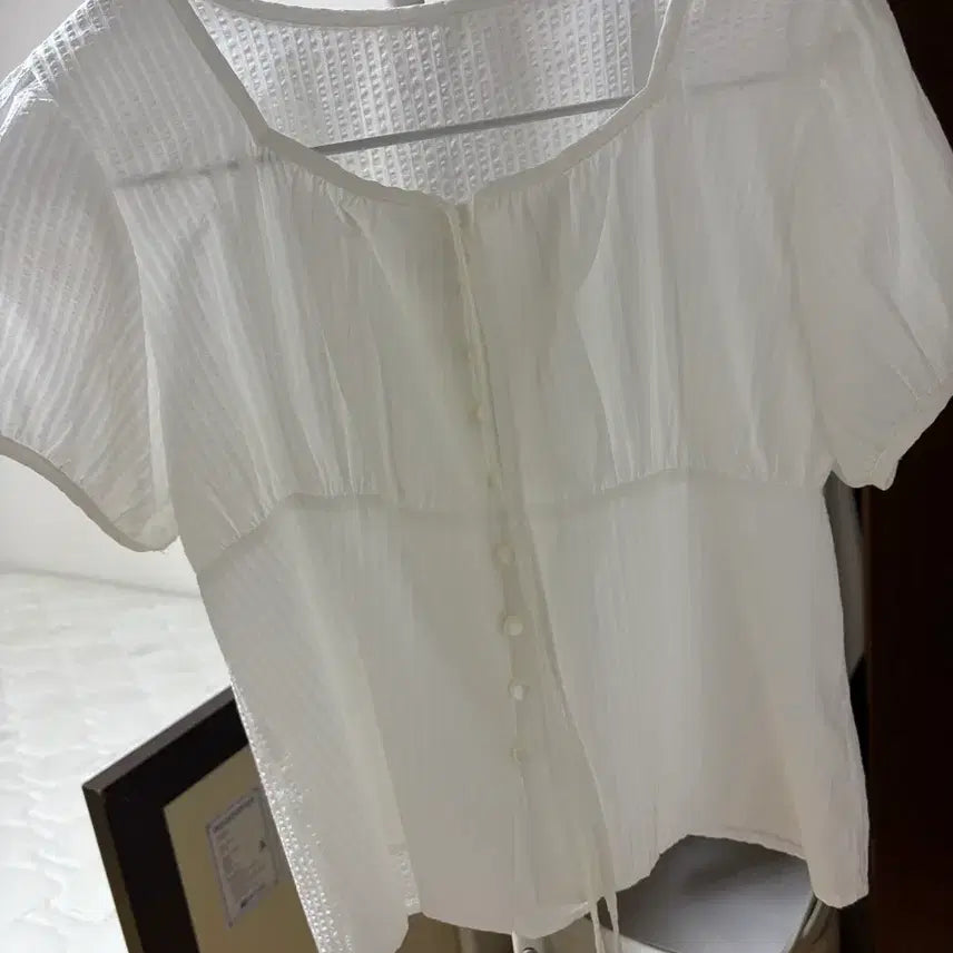 [BUNJANG] Meaning Out Blouse New / 미닝아웃 블라우스 새상품