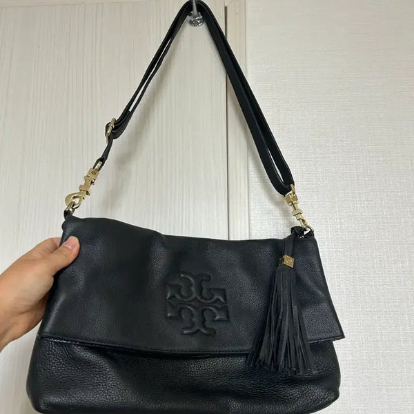 [BUNJANG] Tory Burch Logo Tassel Shoulder Bag Black / 토리버치 로고 태슬 숄더백 블랙