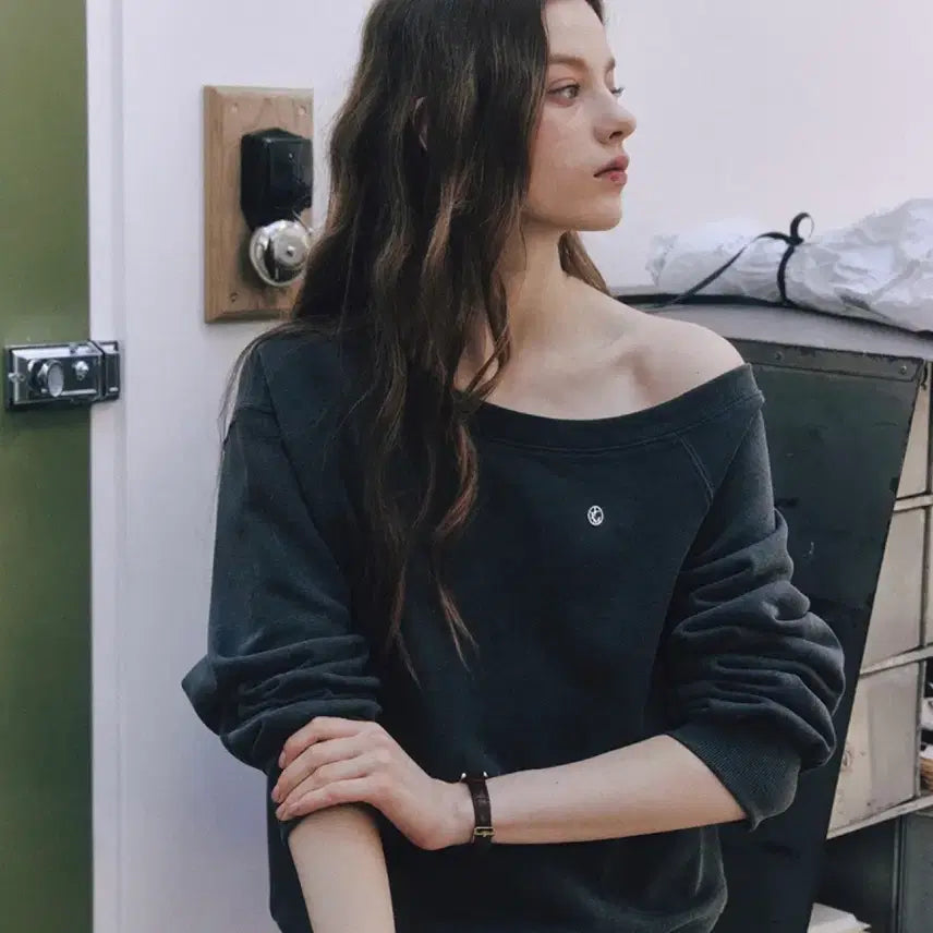 [BUNJANG] Letter From Moon Off-Shoulder Sweatshirt / 새상품 레터프롬문 오프숄더 스웻셔츠 간절기 맨투맨