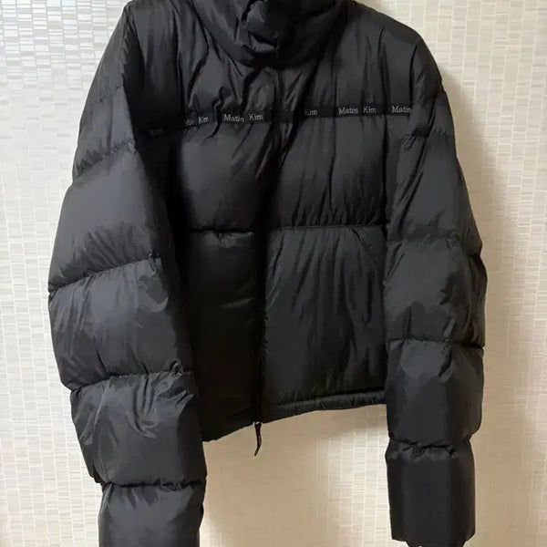 [BUNJANG] Matinkim Logo Taping Puffer Down Jumper Black / 마뗑킴 로고 테이핑 퍼퍼 다운 점퍼 블랙