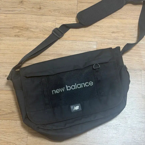 [BUNJANG] New Balance Black Crossbody Bag / 뉴발란스 크로스백 블랙