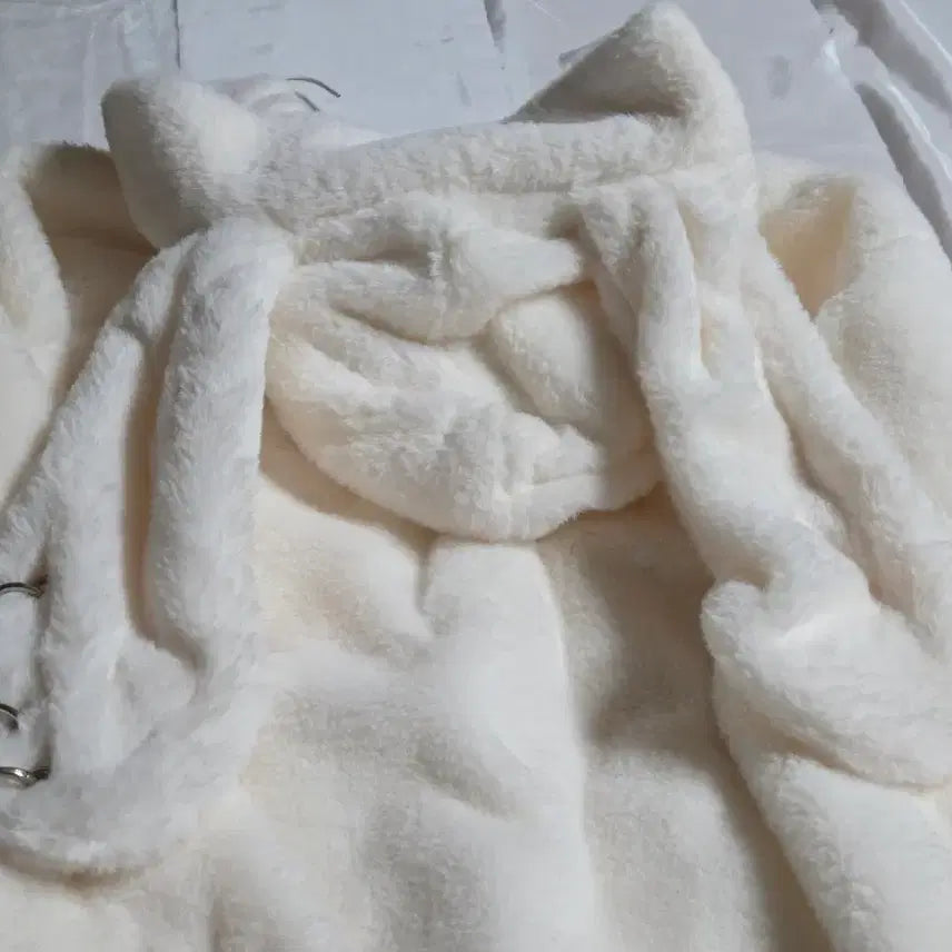 [BUNJANG] Amilige Rabbit Ear Hooded Jumper White / Amilige  아밀리쥬 토끼귀 후드 점퍼 후드집업 털점퍼 화이트  지뢰계 양산형