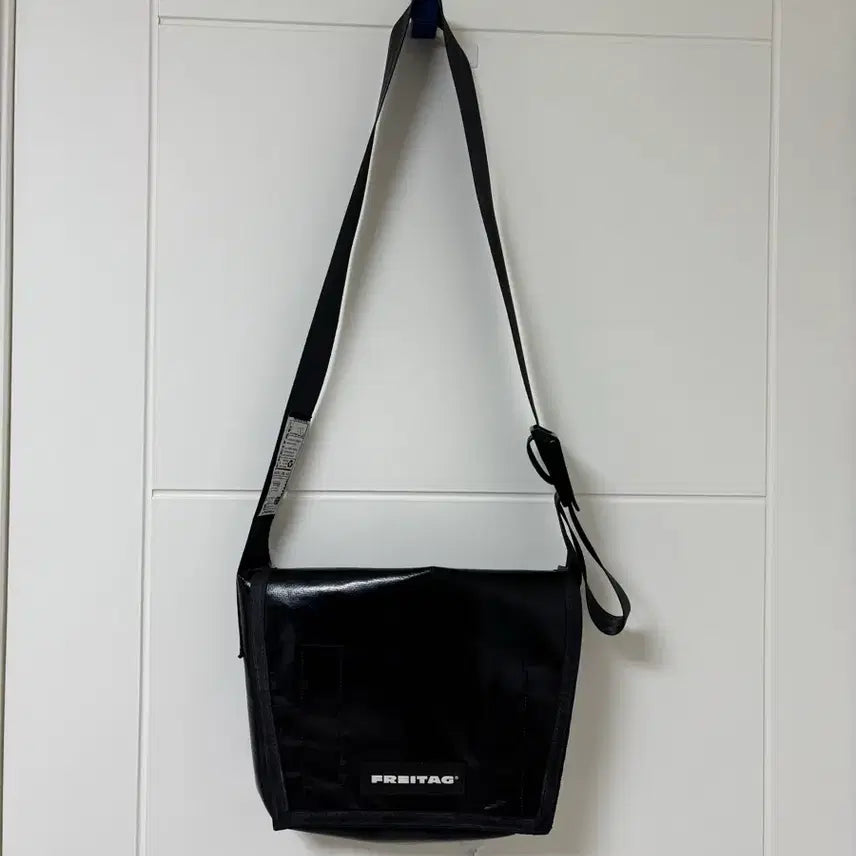 [BUNJANG] Freitag Ramsay All Black Glossy Crossbody Bag / 프라이탁 라씨 올블랙 유광