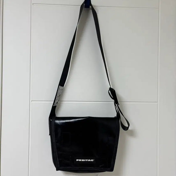 [BUNJANG] Freitag Ramsay All Black Glossy Crossbody Bag / 프라이탁 라씨 올블랙 유광