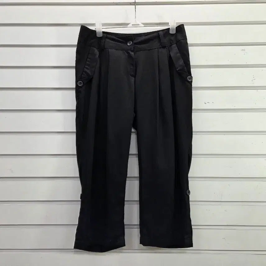 [BUNJANG] Black Seven-Tenths Length Pants with Button Detail / 블랙  여성  칠부바지 26/보물찾기천사
