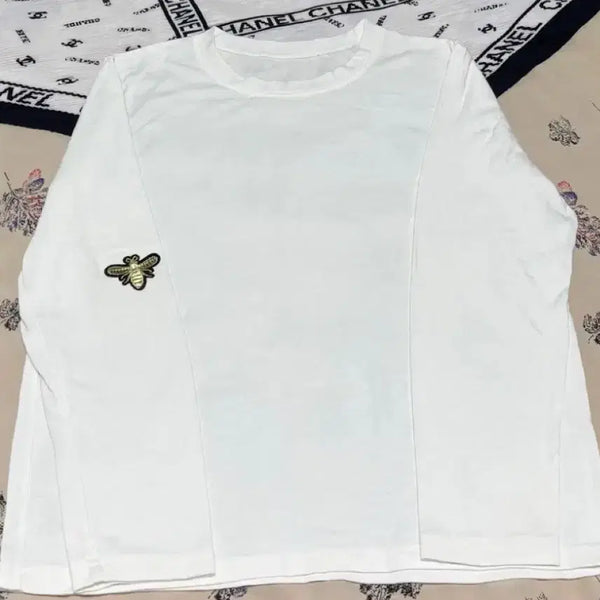 [BUNJANG] White Long Sleeve T-Shirt with Bee Embroidery / 꿀벌 자수 화이트 긴팔티 새상품