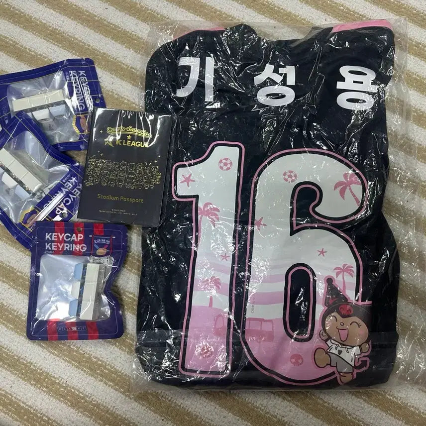 [BUNJANG] K League Sanrio Collaboration Limited Edition Uniform (Kiseongyong M) and Keychain Set / K리그 산리오 유니폼 기성용M 한정판 여권 키캡키링 울산현대 수원FC 등 원가이하 양도