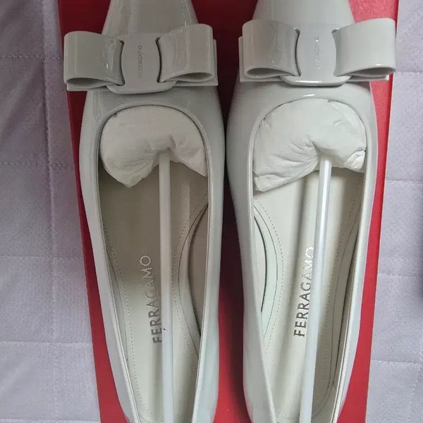 [BUNJANG] Salvatore Ferragamo Vara Flat Shoes White Size 7 / (새상품)페라가모 바라 플랫슈즈 화이트 7