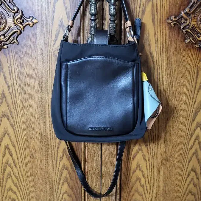[BUNJANG] Mandarin Duck Black Leather Pocket Crossbody Bag / 만다리나덕 크로스백
