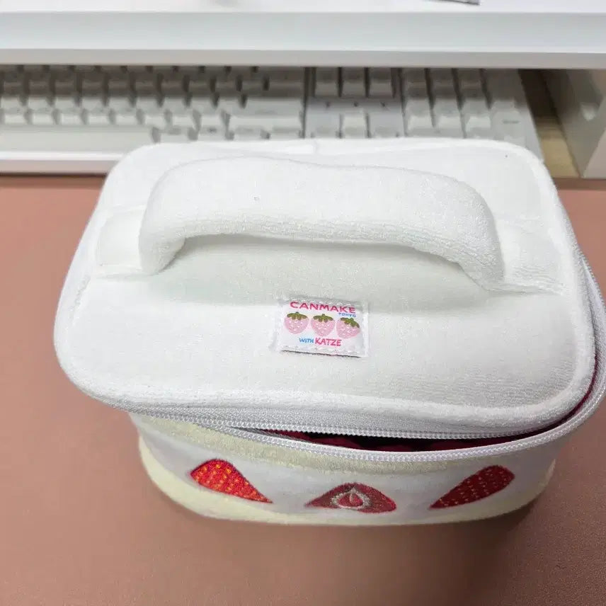 [BUNJANG] Canmake Strawberry Launch Bag Pouch / 캔메이크 캇제 스트로베리 런치백 파우치