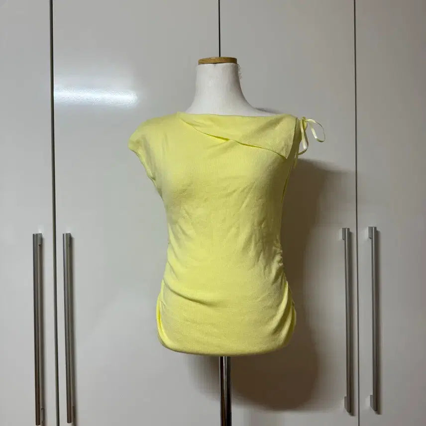 [BUNJANG] One Shoulder Ribbons Sleeveless T-shirt / 옆셔링 밑단굴림 민소매 나시 리본끈 원숄더 티셔츠