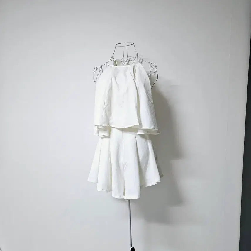 [BUNJANG] Tiger Mist White Halterneck Jumpsuit Shorts / Tiger Mist 홀터넥 화이츠 점프수트 원피스 쇼츠 미사용
