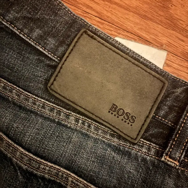 [BUNJANG] HUGO BOSS Premium High-End Black Washed Distressed Denim Jeans / HUGO BOSS(휴고보스) 정품 * 프리미엄 하이엔드 패션 브랜드 제품 * 자연스러운 디스트레스드/데미지 디테일이 들어간 데님 * 워싱감 있는 블랙 데님 컬러 * 휴고보스
