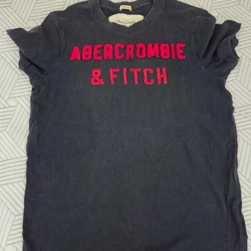 [BUNJANG] Abercrombie & Fitch Black T-Shirt Size S / 아베크롬비앤피치 반팔티 검정s