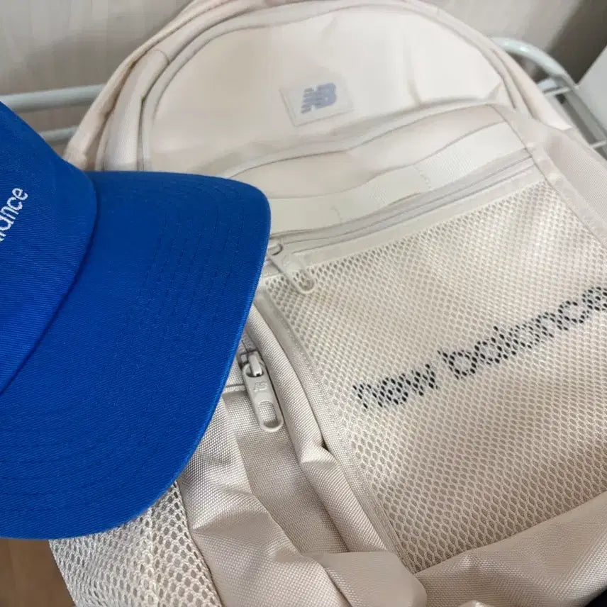 [BUNJANG] New Balance Women's Backpack and Hat Set / 뉴발란스 여성용 백팩 모자 세트