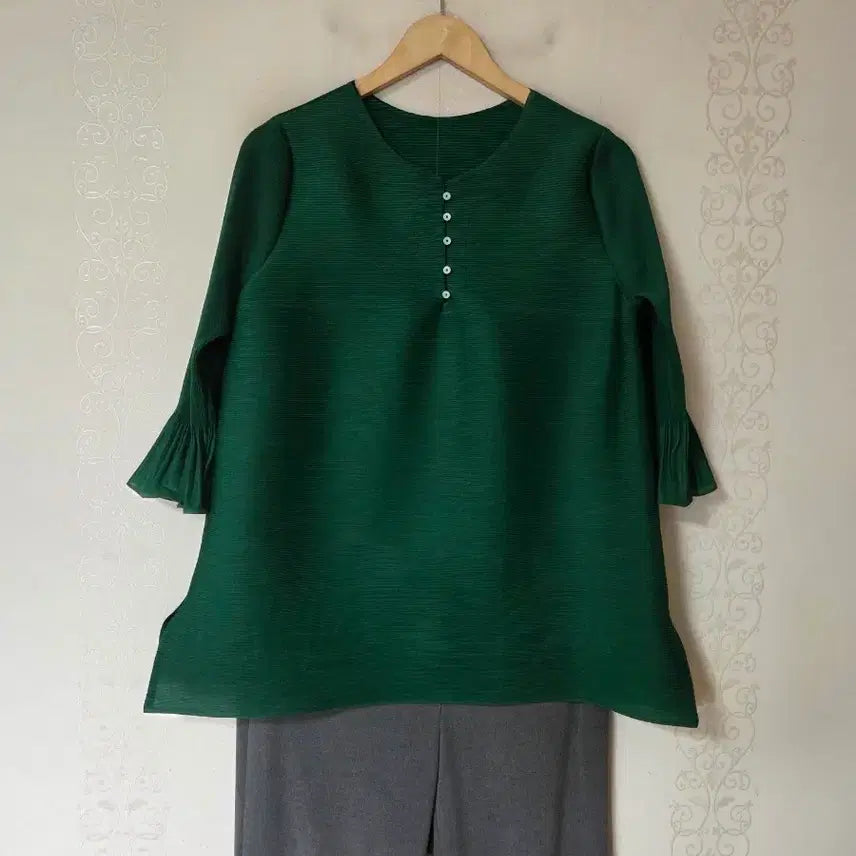 [BUNJANG] Green Half Open Pleated Blouse (Sizes 66-77) / 그린 반 오픈 플리츠 블라우스 66~77