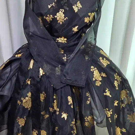 [BUNJANG] Fusion Hanbok Dress with Gold Floral Pattern / 철릭원피스 갈래치마 퓨젼한복 새상품