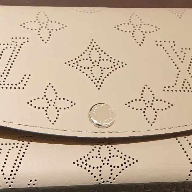[BUNJANG] Louis Vuitton Mahina Leather Wallet Beige / 새상품 루이비통 지갑