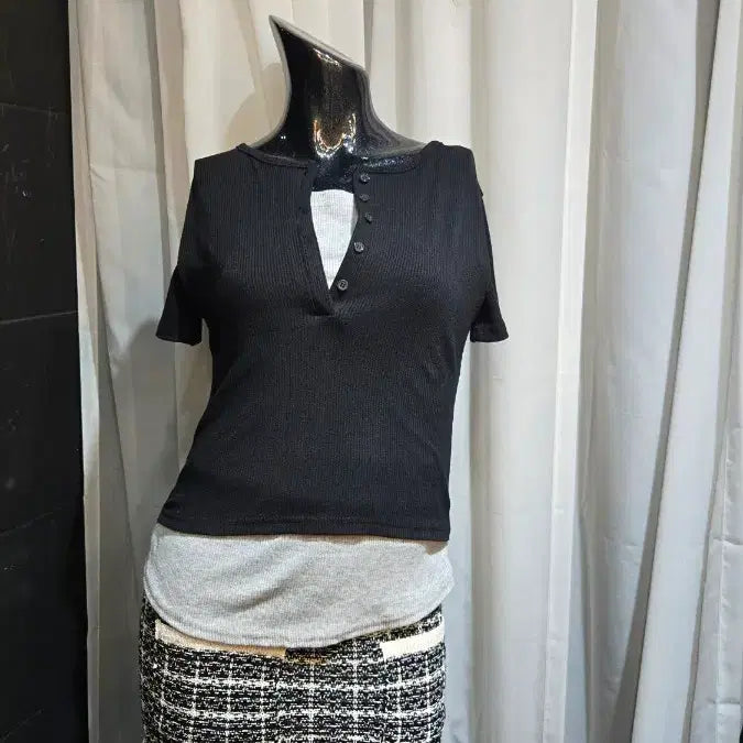 [BUNJANG] Black Ribbed Short Sleeve T-Shirt with Gray Layered Inner and Asymmetrical Hem / 그레이 레이어드 앞단추 골지 밑단유 언발  블랙 반팔