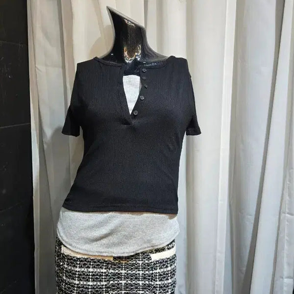 [BUNJANG] Black Ribbed Short Sleeve T-Shirt with Gray Layered Inner and Asymmetrical Hem / 그레이 레이어드 앞단추 골지 밑단유 언발  블랙 반팔