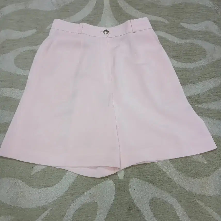 [BUNJANG] BOBCATS Women's Embroidered Pleated Shorts / 밥캣츠 여성 자수 핀덕 숏팬츠