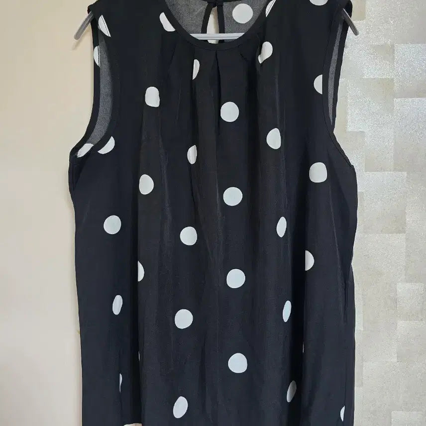 [BUNJANG] Black Sleeveless Blouse with White Dots / 블랙 도트 민소매 블라우스