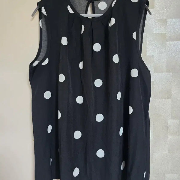 [BUNJANG] Black Sleeveless Blouse with White Dots / 블랙 도트 민소매 블라우스