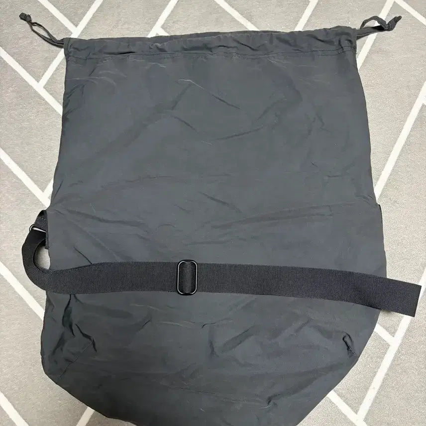 [BUNJANG] Uniqlo U Drawstring Bag / 유니클로u 드로우스트링백