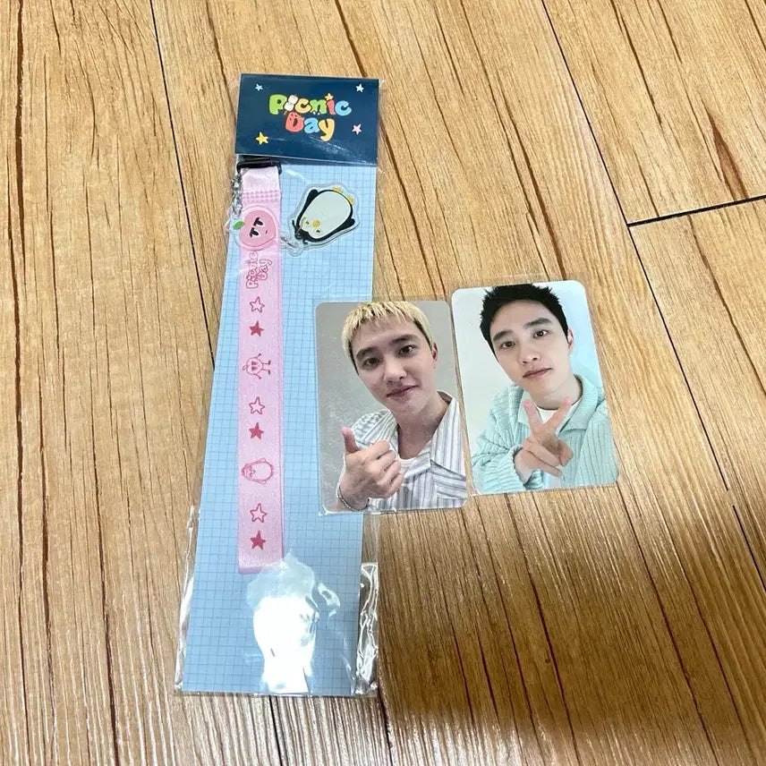 [BUNJANG] EXO D.O. Official Lightstick Strap + Photocard Bundle Set / 미개봉) 도경수 구즈 응원봉 스트랩 + 2장포카