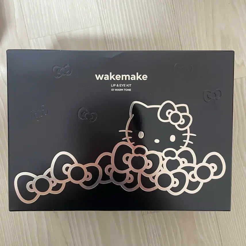 [BUNJANG] WAKEMAKE Hello Kitty Black Edition Lip & Eye Kit Ready Bag Warm Tone Set Soft Blurring Eyeshadow Palette Candy Coral Blurring / 웨이크메이크 헬로키티 블랙 에디션 립앤아이 키트 레디백 웜톤 세트 소프트블러링 아이 팔레트 캔디코랄블러링