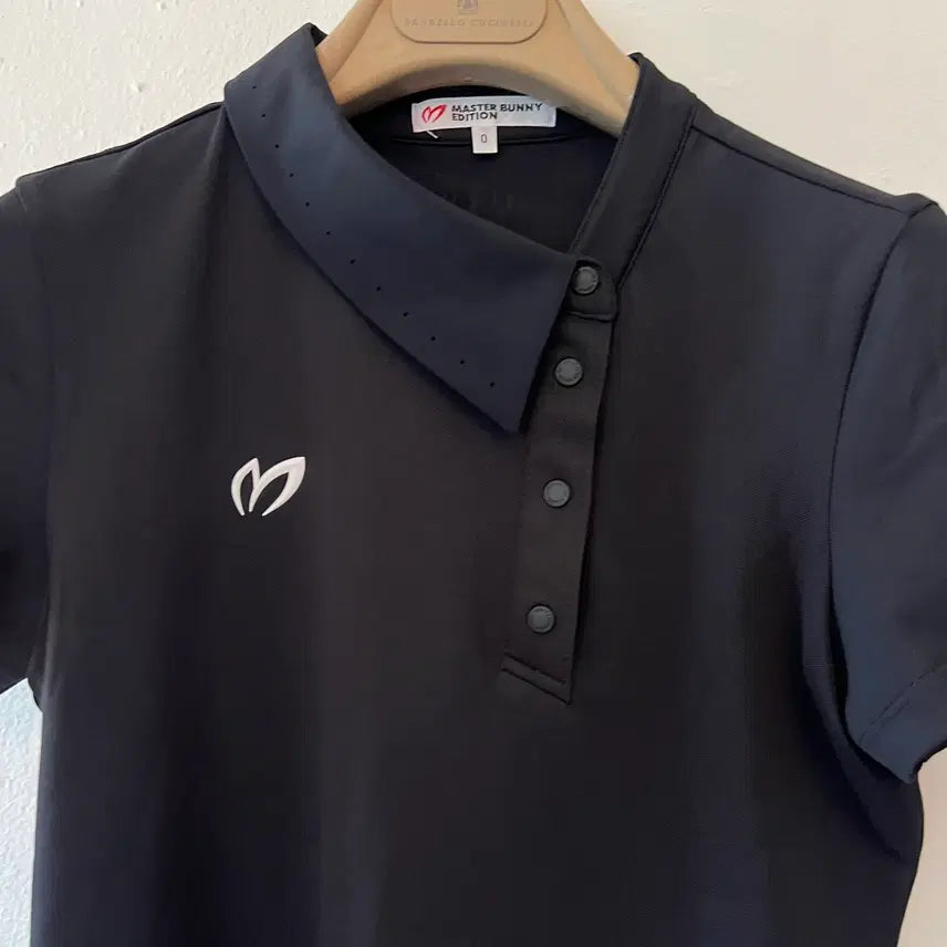 [BUNJANG] Master Bunny Edition Women's Black Unbalanced Collar T-Shirt Golf Shirt / 마스터바니에디션 여성 블랙 언밸런스 카라티셔츠 골프티셔츠 0
