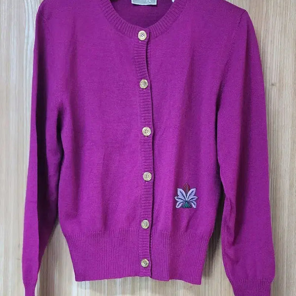 [BUNJANG] Elegance Sports 100% Wool Gold Button Embroidered Cardigan (Size 38) / [정품/이탈리아산] 엘레강스 스포츠 울 100% 자수 골드 버튼 가디건 (38)
