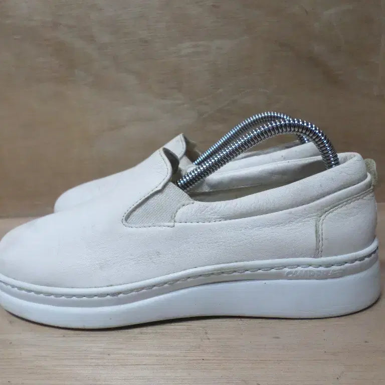[BUNJANG] Camper White Slip-on Sneakers / 후루룩구제3 240 캠퍼 화이트 슬립온 운동화 스니커즈 260811